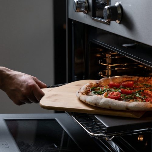 Set Piatra pizza smaltuita 30x38cm si lopata pizza din bambus, Navaris, Negru/Bej, 51246.01.02